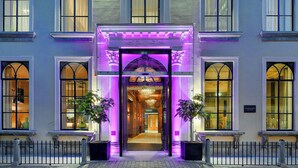 A building entrance with a glass door, columns, and a sign indicating an autograph collection. - Hotel Nassau Breda, Autograph Collection by Marriott (Breda)