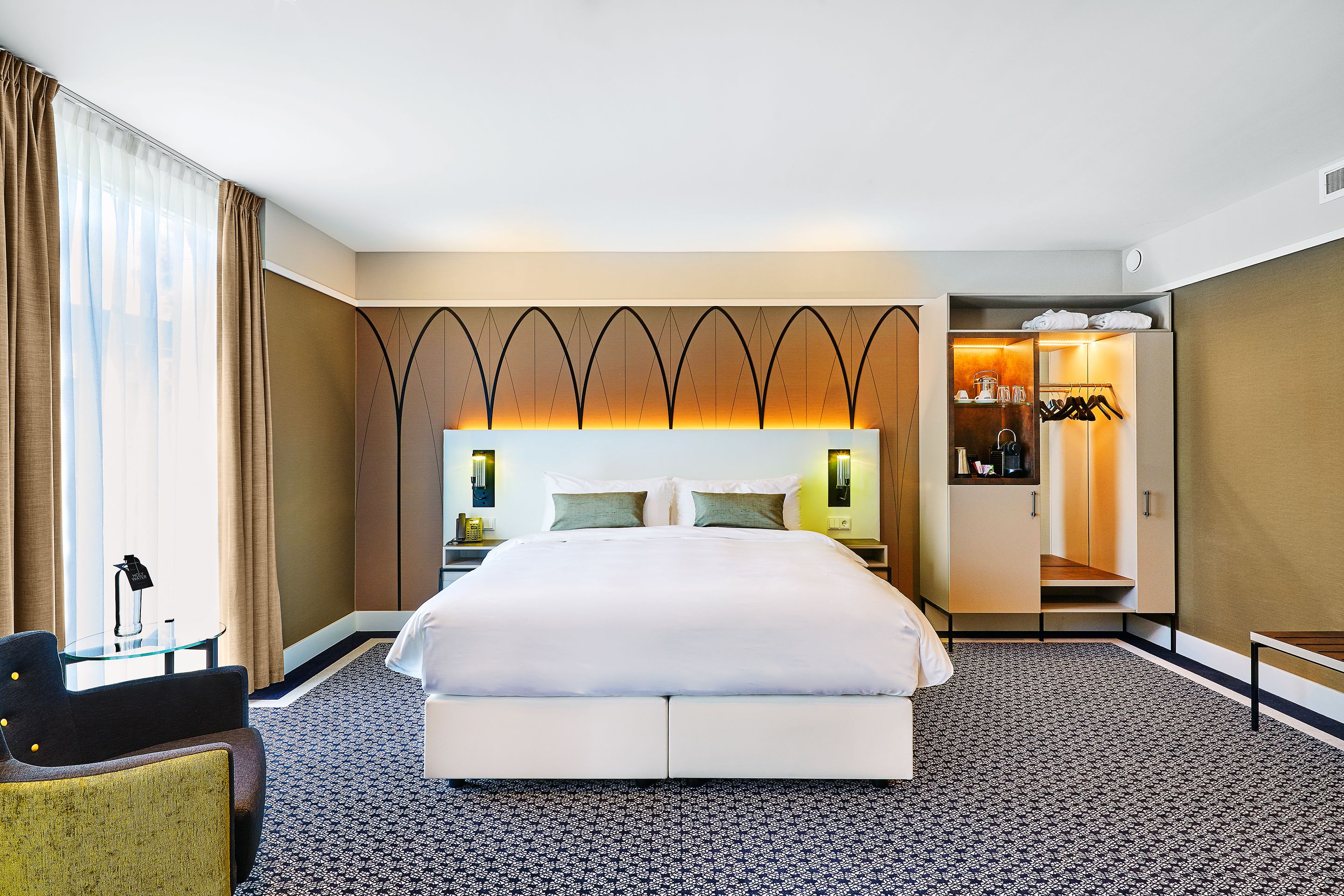 executive room, 1 king bed, non smoking | 1 bedroom, minibar, in-room safe, individually decorated