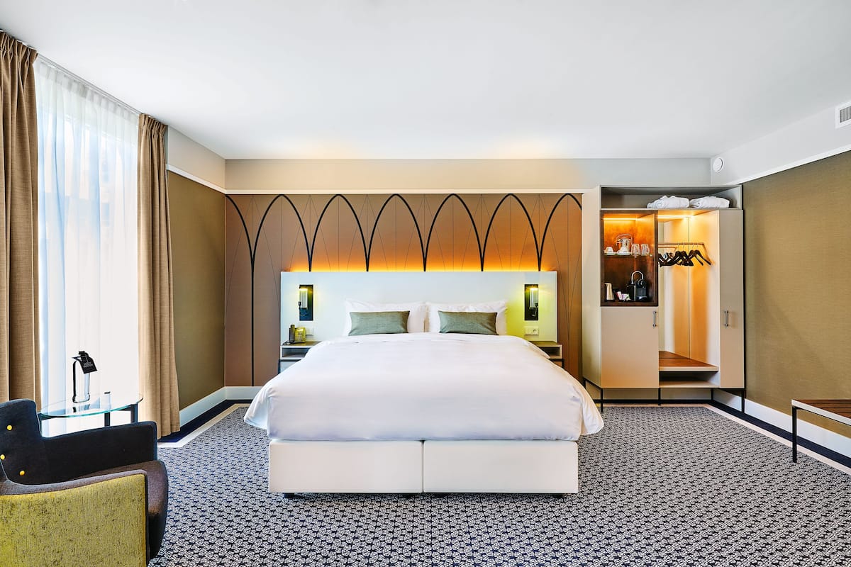 executive room, 1 king bed, non smoking | 1 bedroom, minibar, in-room safe, individually decorated