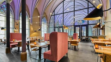 Café da manhã com buffet todos os dias (EUR 25 por pessoa)