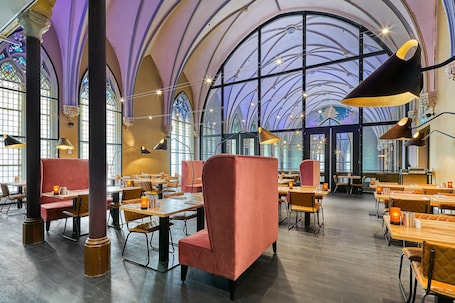 Desayuno buffet diario (EUR 25 por persona)