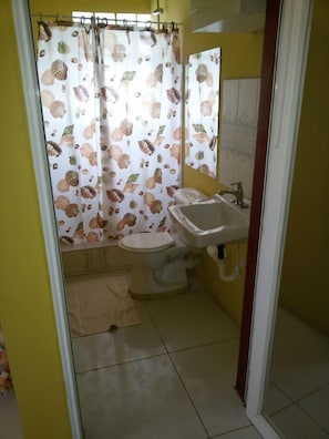 Chambre Standard, 1 lit double, coin cuisine, vue colline | Salle de bain