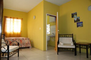 Chambre Standard, 1 lit double, coin cuisine, vue colline | Salle de séjour