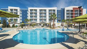 Hồ bơi ngoài trời