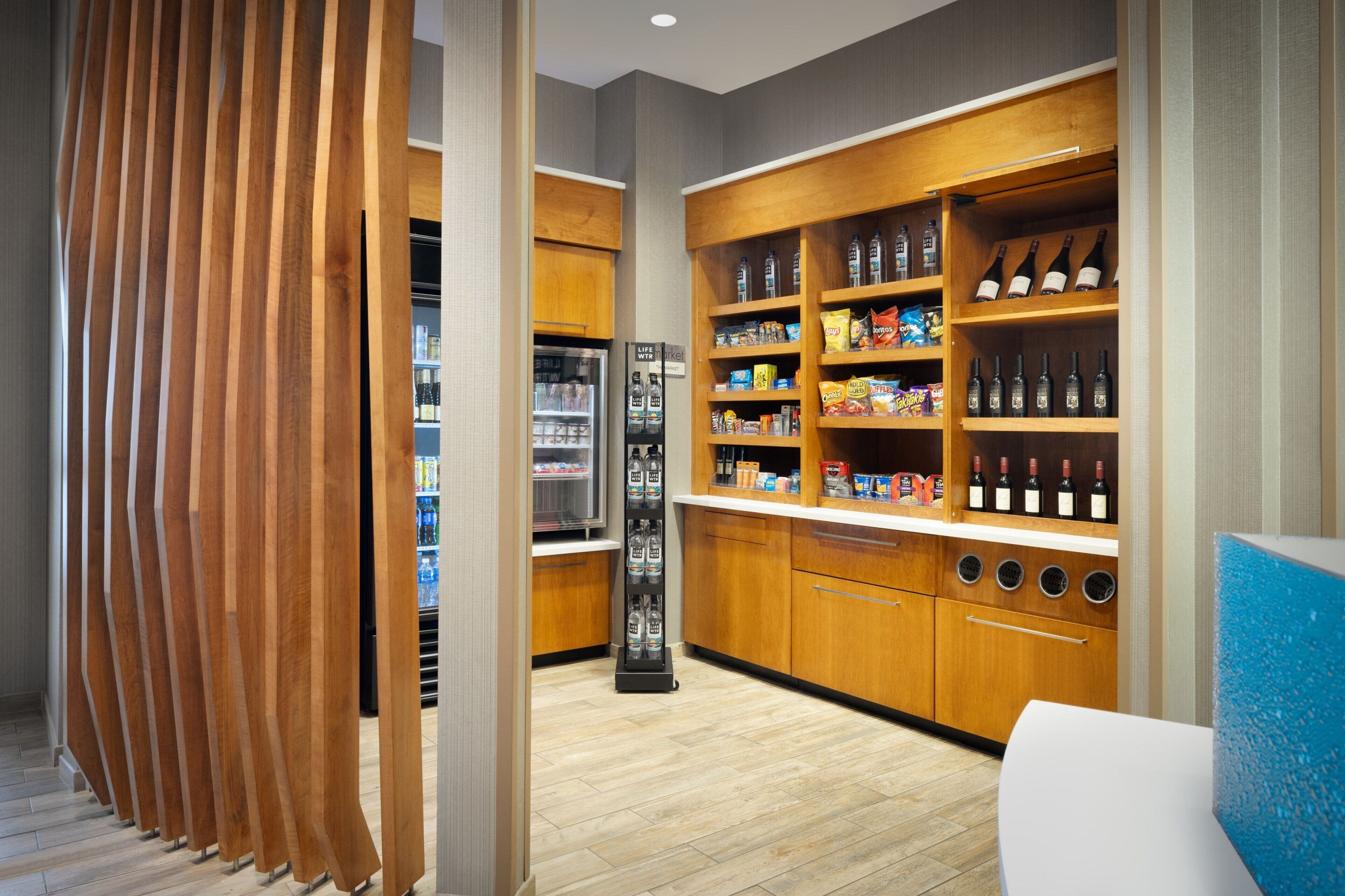 Una cocina moderna con armarios de madera, un refrigerador y un dispensador de bebidas.