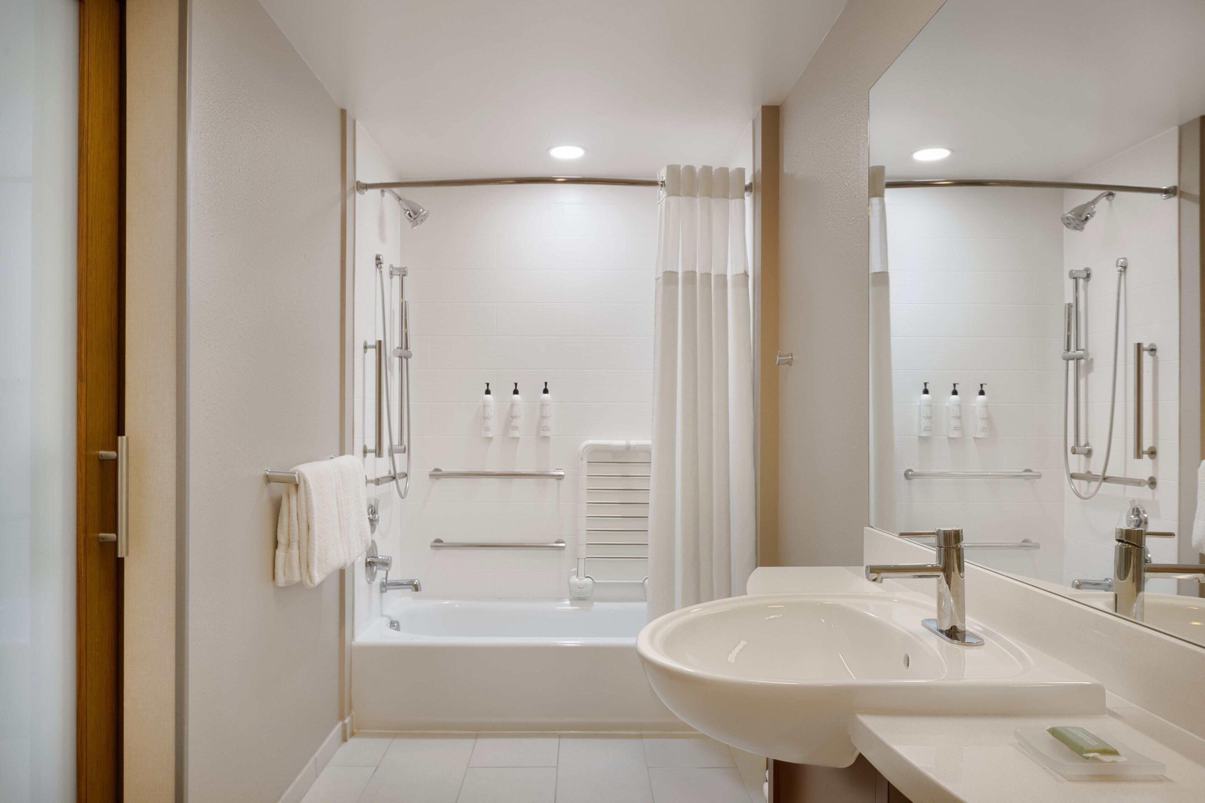 combined shower/bathtub, free toiletries, hair dryer, towels