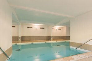 A swimming pool with a tiled deck, a handrail, and a ceiling with recessed lighting. - Résidence Odalys Pra Sainte Marie (Vars)
