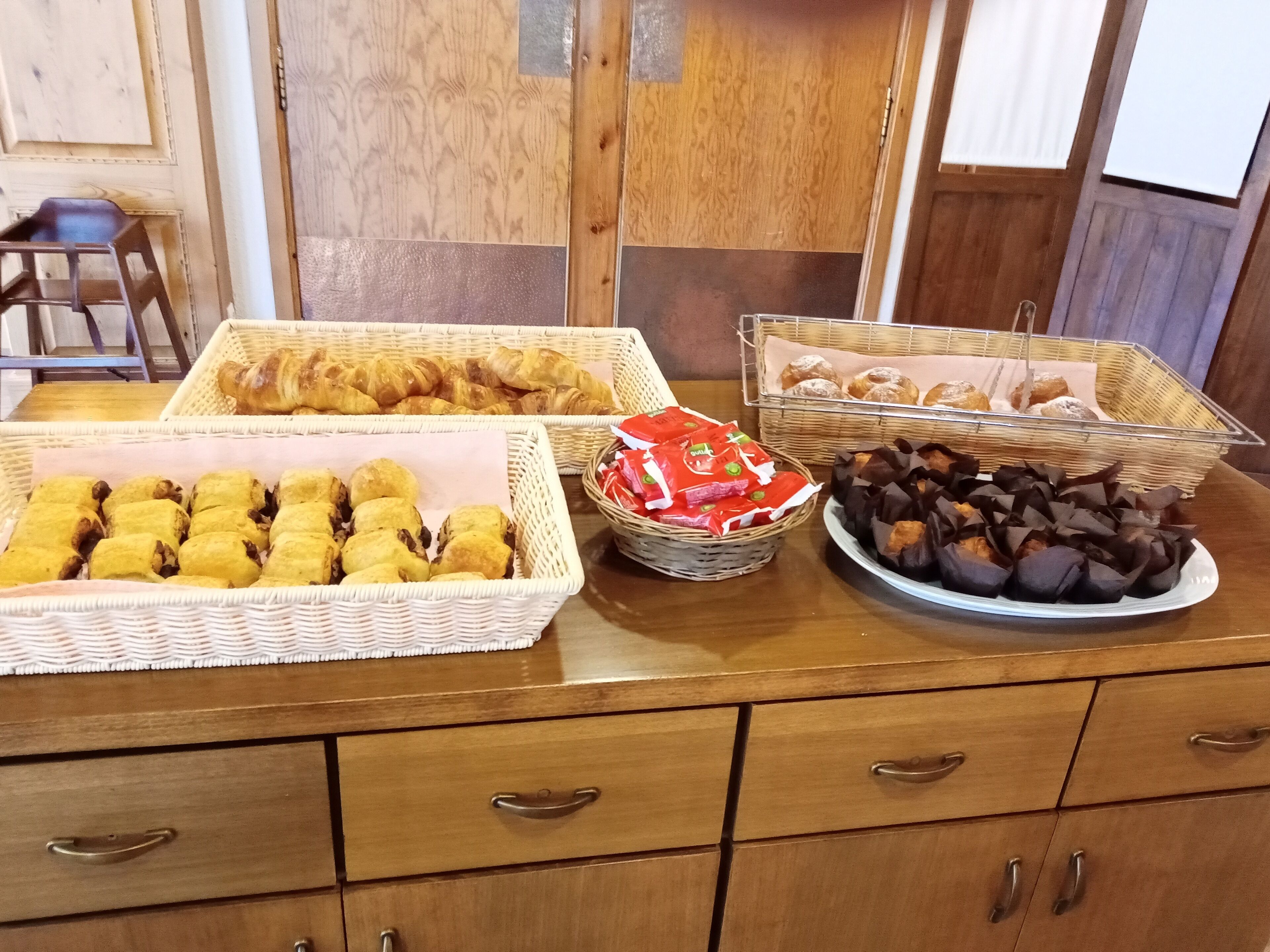 Una mesa de buffet con diversos pasteles y productos de pastelería.