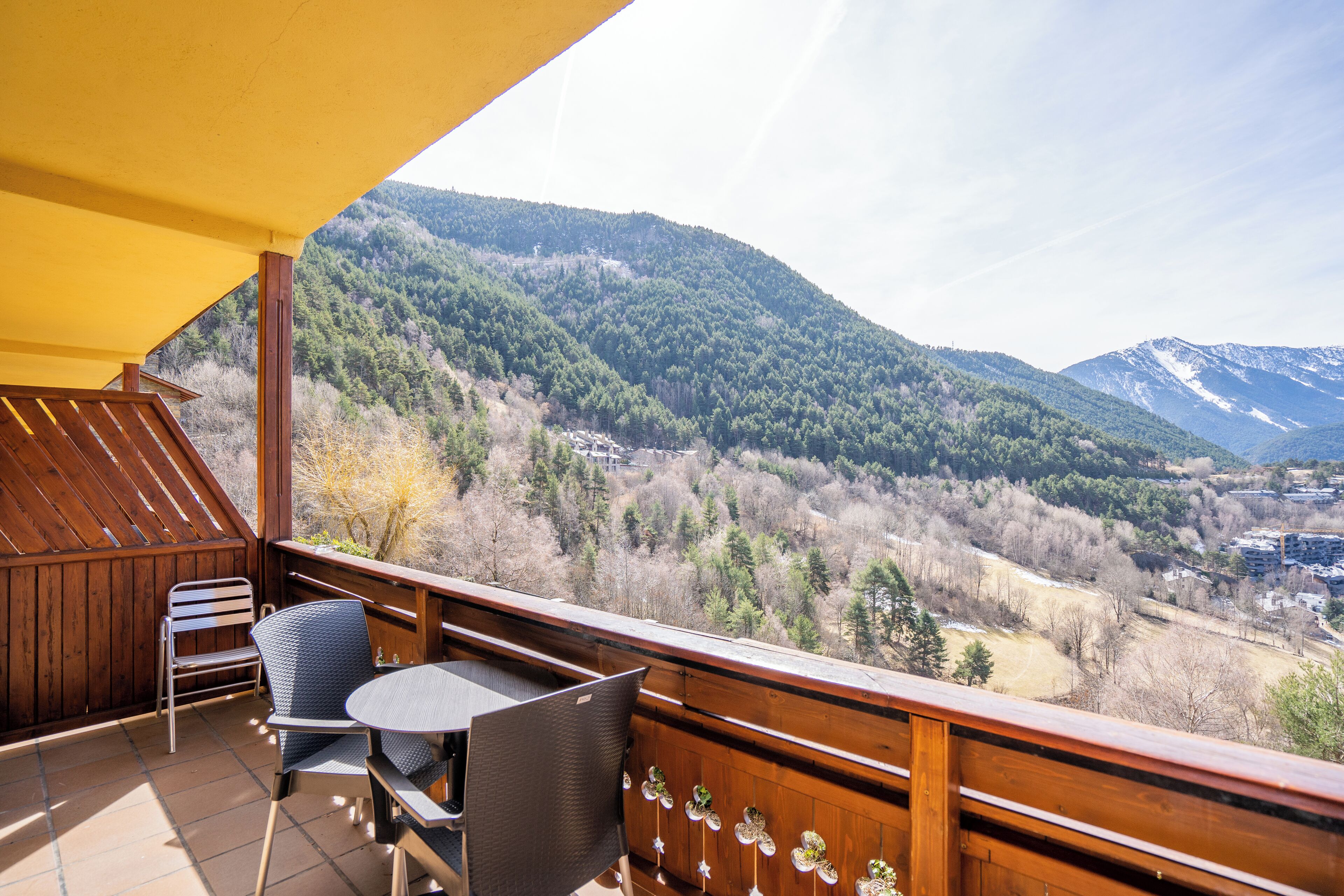 Standaard driepersoonskamer | Een bureau, een laptopwerkplek, geluiddichte muren, gratis wifi