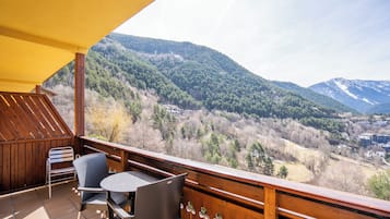 Standaard driepersoonskamer | Een bureau, een laptopwerkplek, geluiddichte muren, gratis wifi