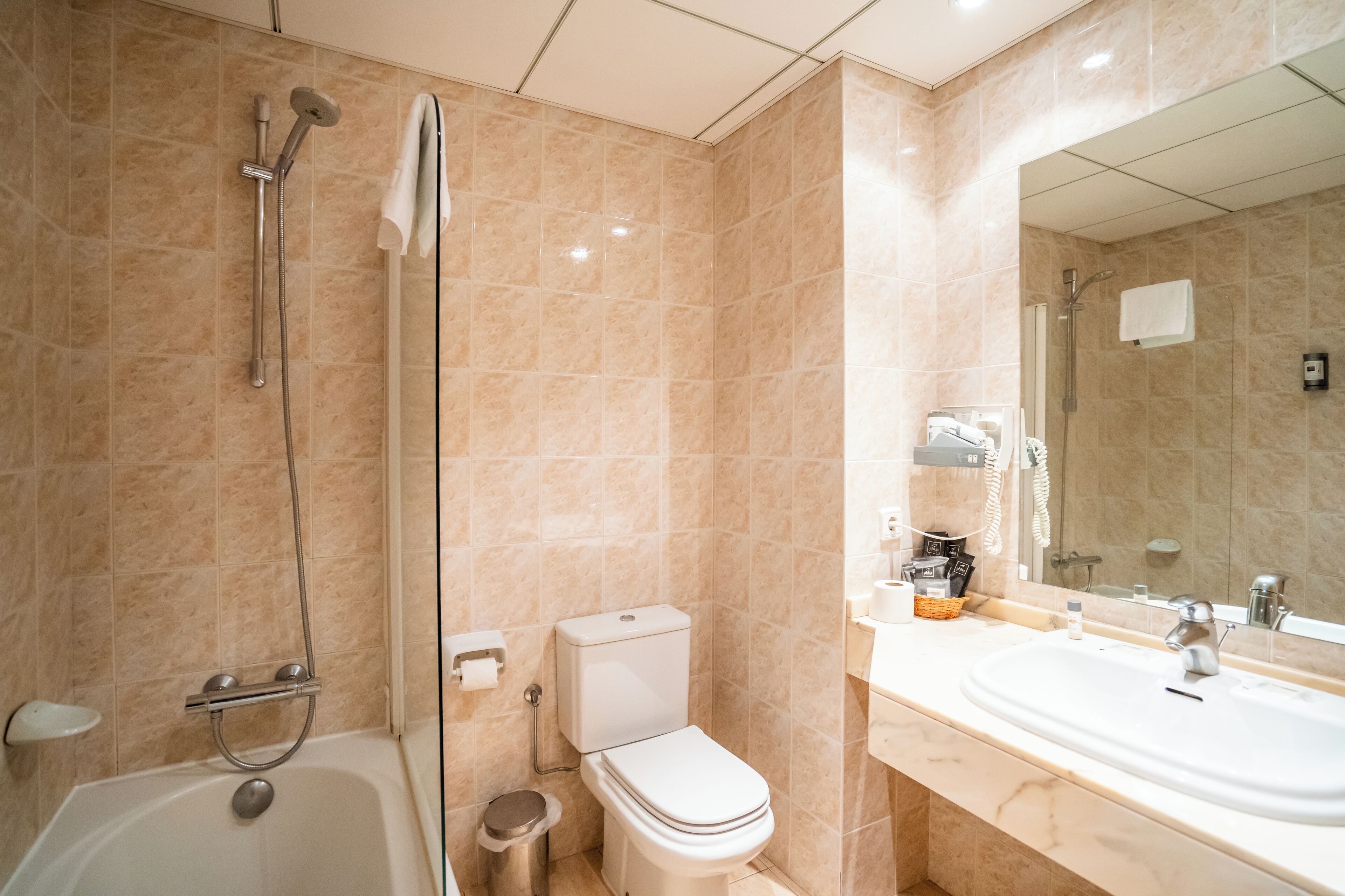 Un baño moderno con bañera, inodoro y lavamanos.