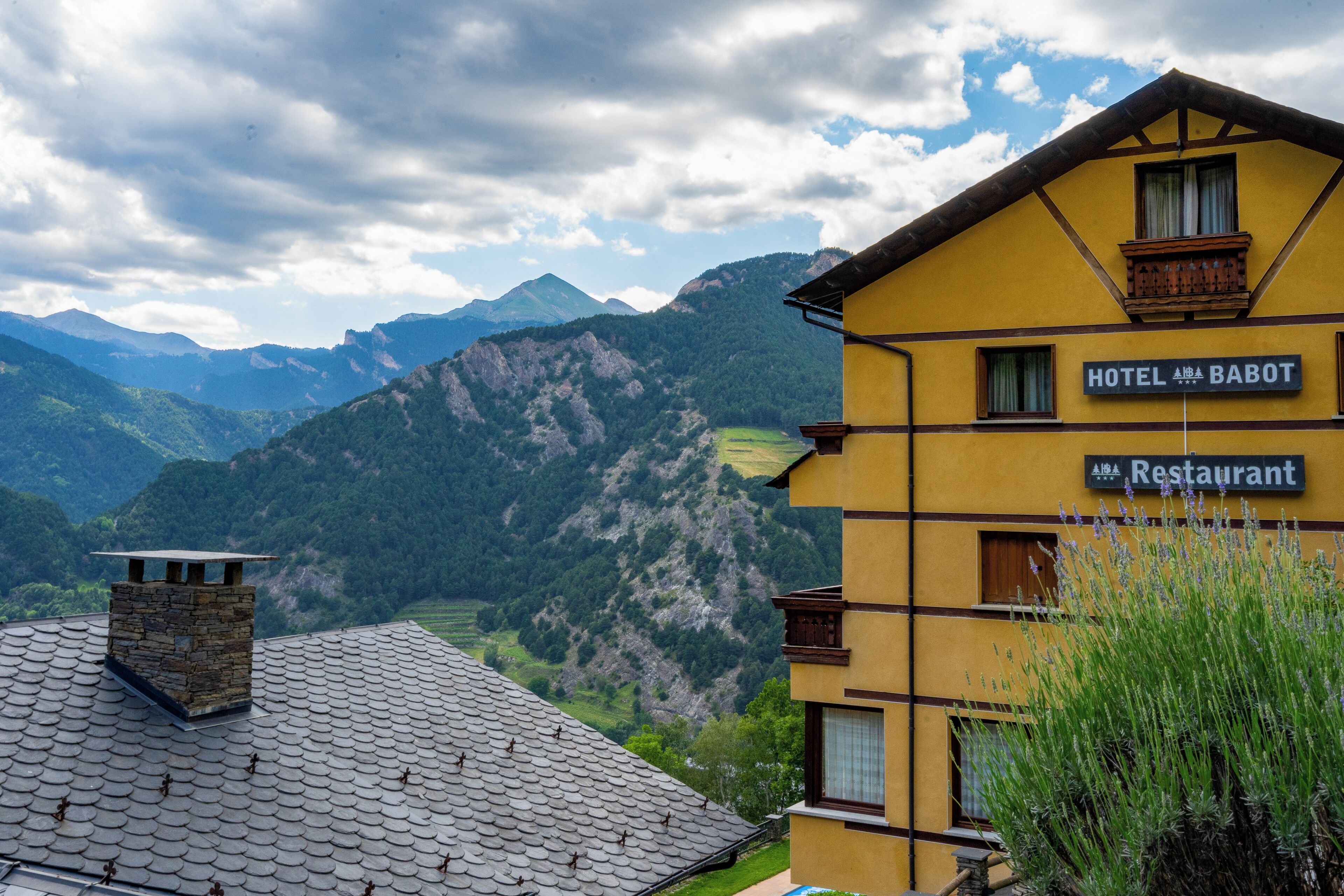 A yellow building with a sign reading "HOTEL BABOT Restaurant".