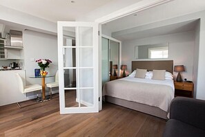 スタジオ | セーフティボックス (室内)、客室ごとに異なるインテリア、デスク、ノートパソコン用作業スペース