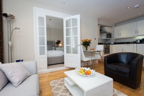 アパートメント 1 ベッドルーム | セーフティボックス (室内)、客室ごとに異なるインテリア、デスク、ノートパソコン用作業スペース