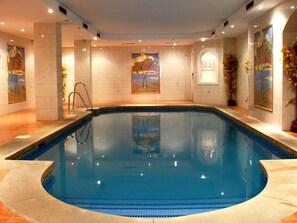 Indoor pool, outdoor pool, open 9:00 AM to 8:00 PM, sun loungers - Playa Real (Marbella)