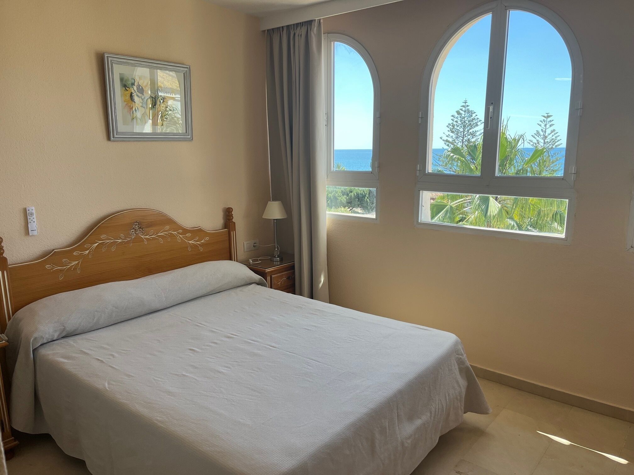 房內夾萬、熨斗/熨衫板、嬰兒床 (收 費)、免費 Wi-Fi