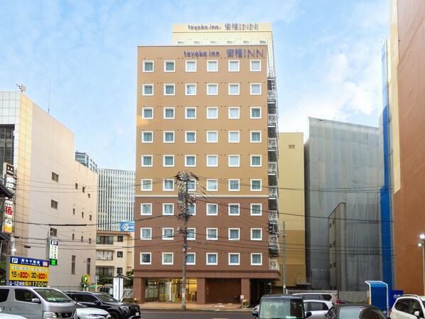 Ein mehrstöckiges Gebäude mit einem Schild, auf dem „Toyoko Inn“ steht.