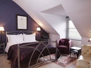 Comfort Double Room, Ensuite, Garden View | WiFi - Southside Guest House (Edinburgh)