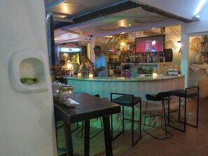 バー (施設内)