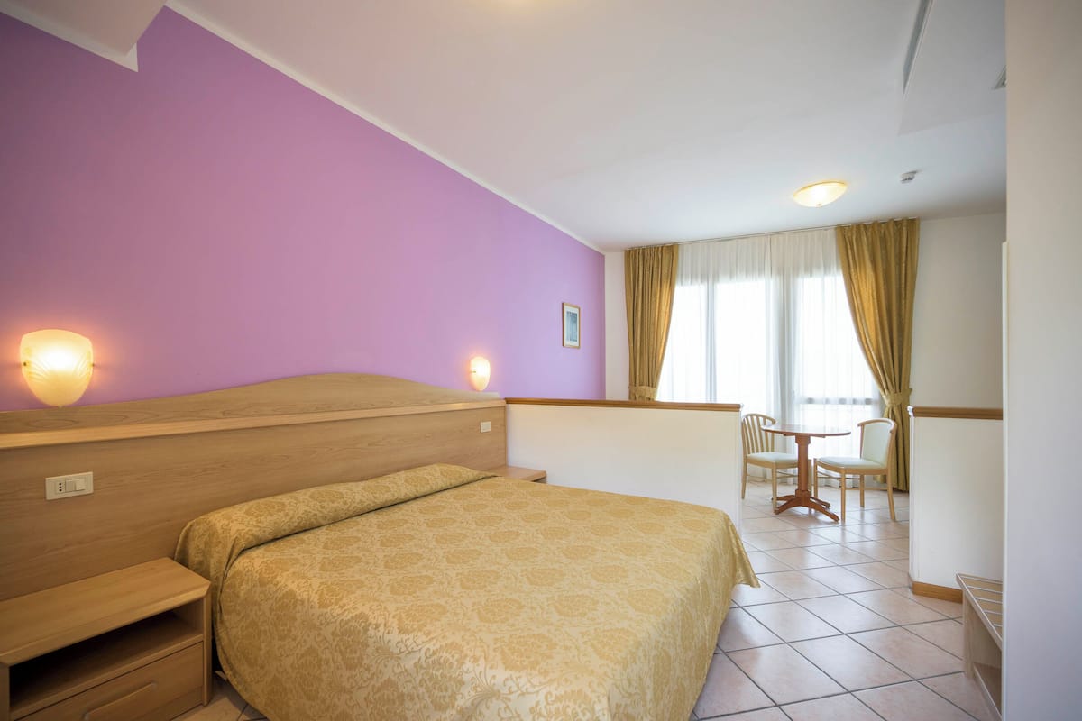 In-room safe, free WiFi, bed sheets