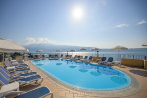3 outdoor pools, pool umbrellas, pool loungers - Hotel Piccolo Paradiso (Toscolano Maderno)