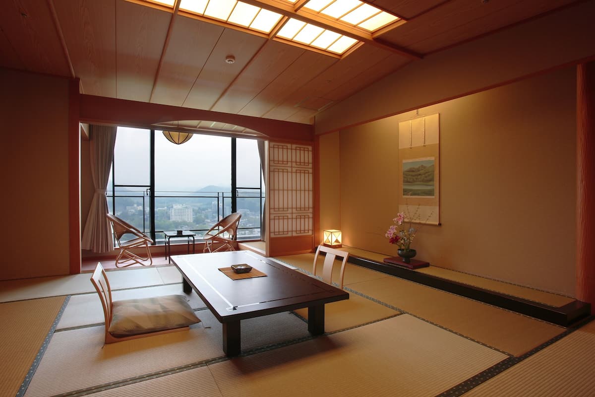 Quarto tradicional (Japanese Style For 6 People) | Cofres nos quartos, escrivaninha, Wi-Fi de cortesia