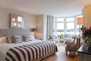 Decoración personalizada, muebles diferentes y cortinas blackout 