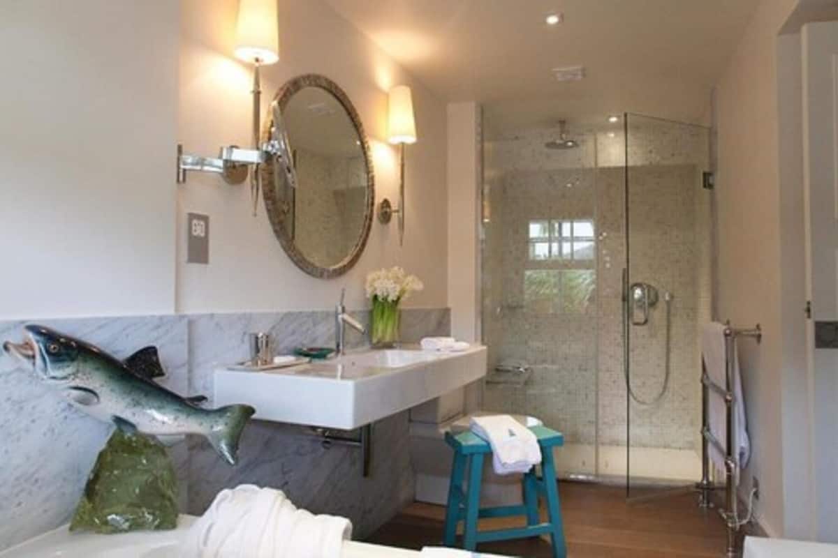 deluxe double or twin room, garden view | bathroom | free toiletries, hair dryer, bathrobes, towels