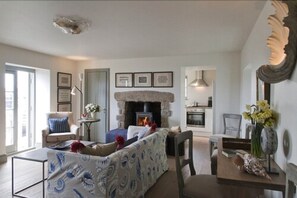 Familiekamer, uitzicht op zee | Woonkamer | Flatscreentelevisie