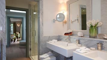 Suite Deluxe, vista mare | Bagno | Set di cortesia gratuito, asciugacapelli, accappatoio, asciugamani