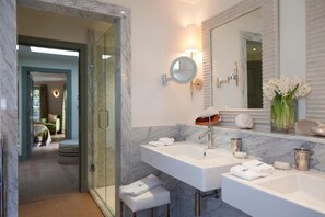 Deluxe Suite, Sea View | Bathroom | Free toiletries, hair dryer, bathrobes, towels - Hotel Tresanton (Truro)