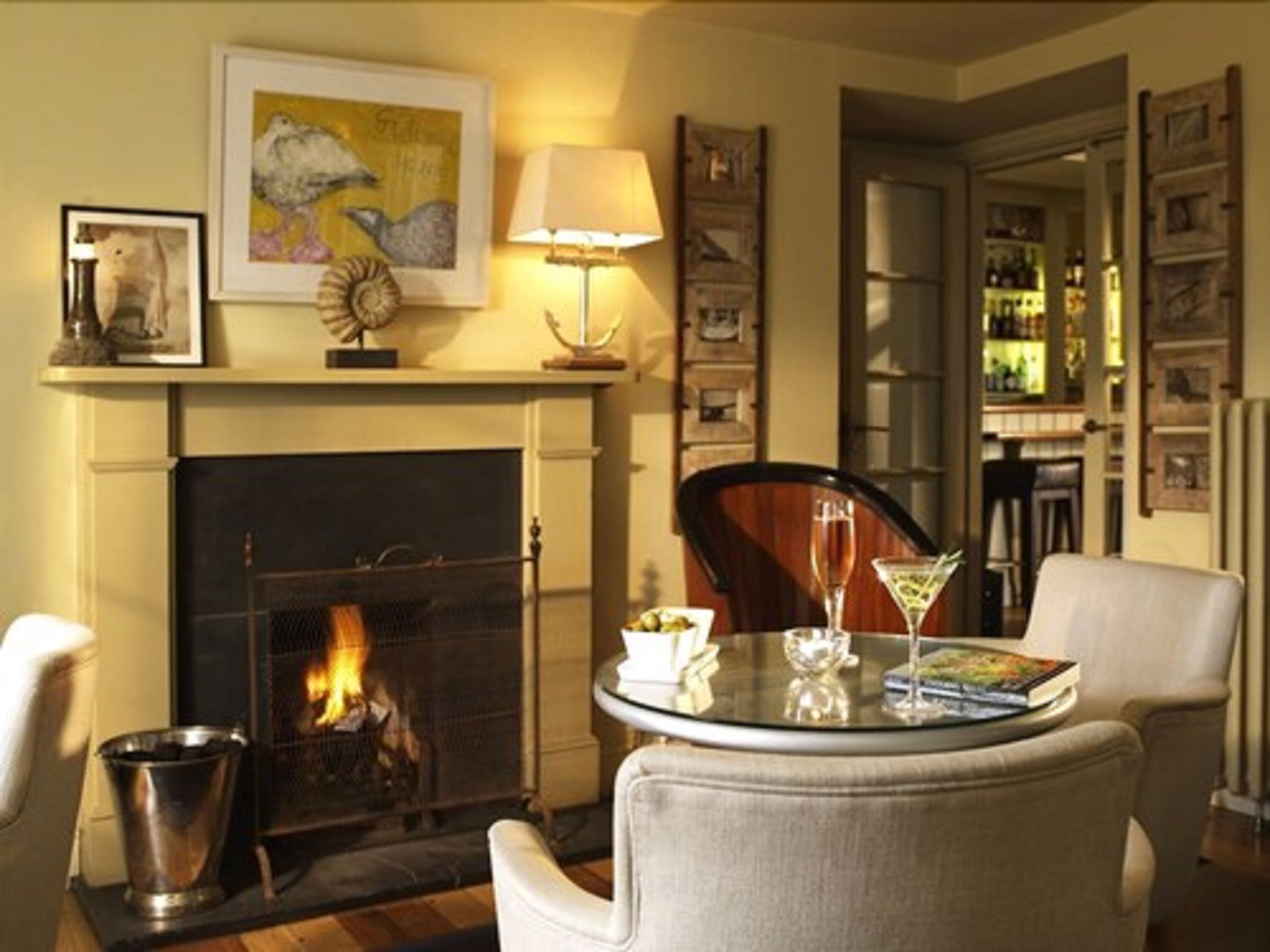 serves lunch and dinner