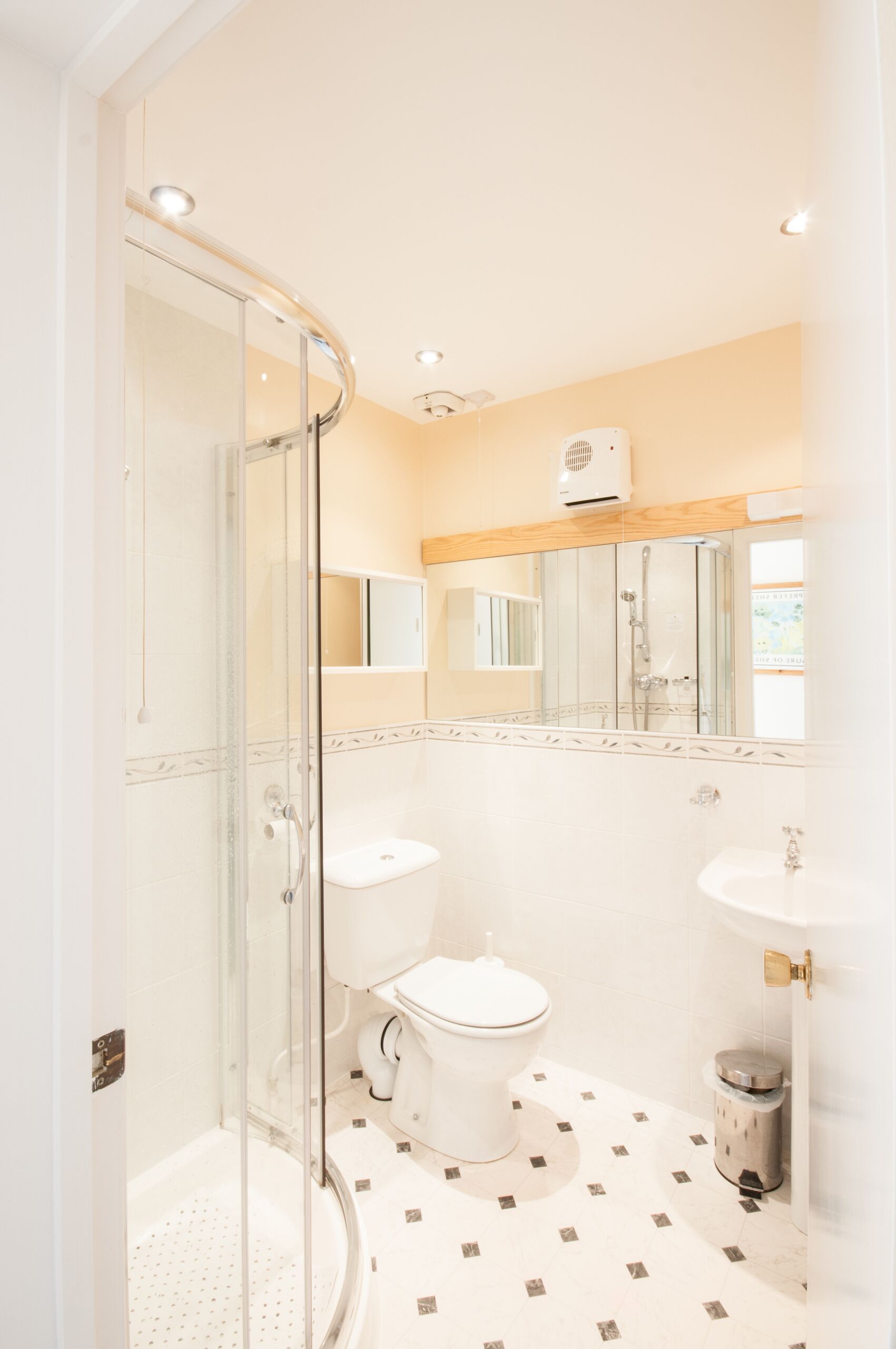 Une salle de bain moderne avec une douche à parois de verre, des toilettes et un lavabo.