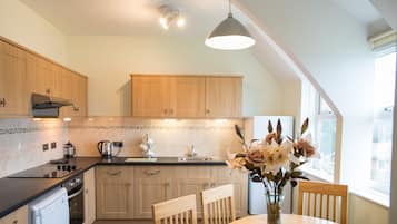 Luxury Apartment, Ensuite, River View (Edgecombe (2 Bedrooms)) | Private kitchen