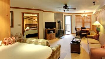 Suite estándar, 1 habitación, cocina | Área de sala de estar | Televisión, chimenea y reproductor de DVD