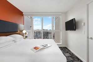 Een strijkplank/strijkijzer, wifi, beddengoed, een wekker
