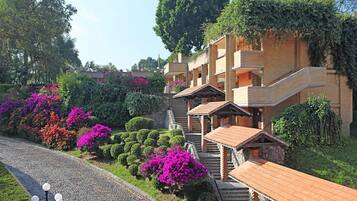 Minibar y caja de seguridad en la habitación