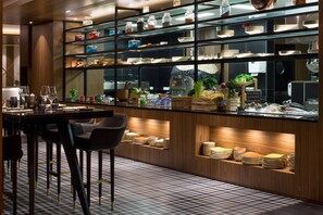 Bar (on property) - Skopje Marriott Hotel (Skopje)