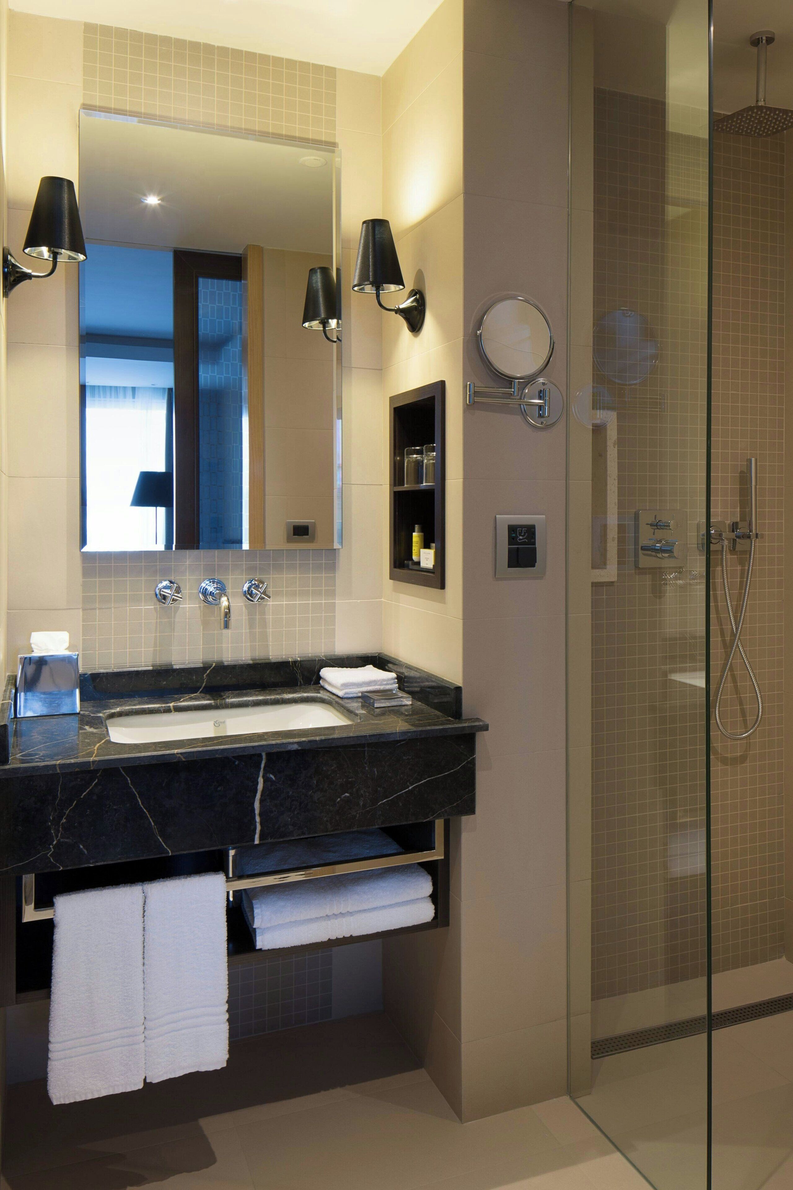 executive room, 2 single beds | bathroom | shower, hair dryer, slippers, towels