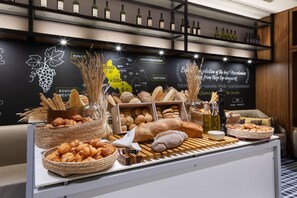 Se ofrece un desayuno completo todos los días (por un coste adicional)