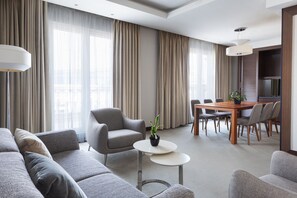 48-inch Smart TV with satellite channels, TV, pay films