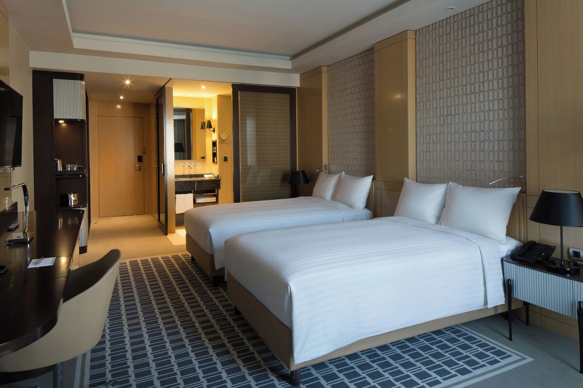 Hochwertige Bettwaren, Minibar, Zimmersafe, Schreibtisch