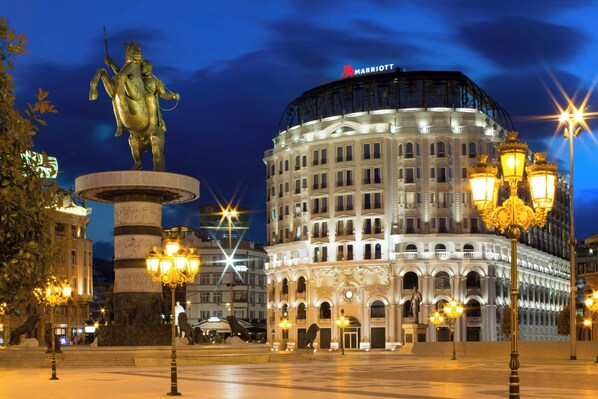 A historic building with classical architecture, a statue, and a Marriott hotel sign. - Skopje Marriott Hotel (Skopje)