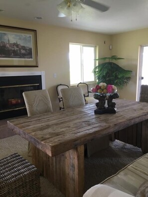 Dining - Makiivka Estate (Lakeport)