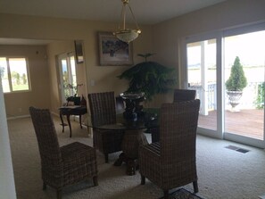 House Makiivka  | Makan di kamar