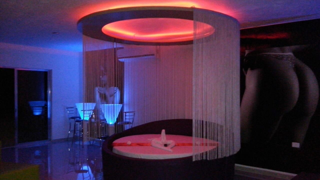 Habitación superior, alberca privada (Bayu) | Minibar, escritorio, tabla de planchar con plancha y cunas 