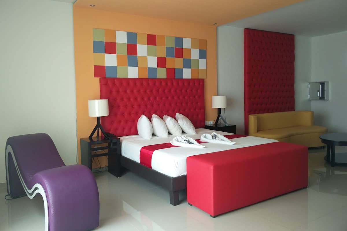 Habitació estàndard, banyera (Colorines) | Minibar, escriptori, planxa i posts de planxar i bressols 
