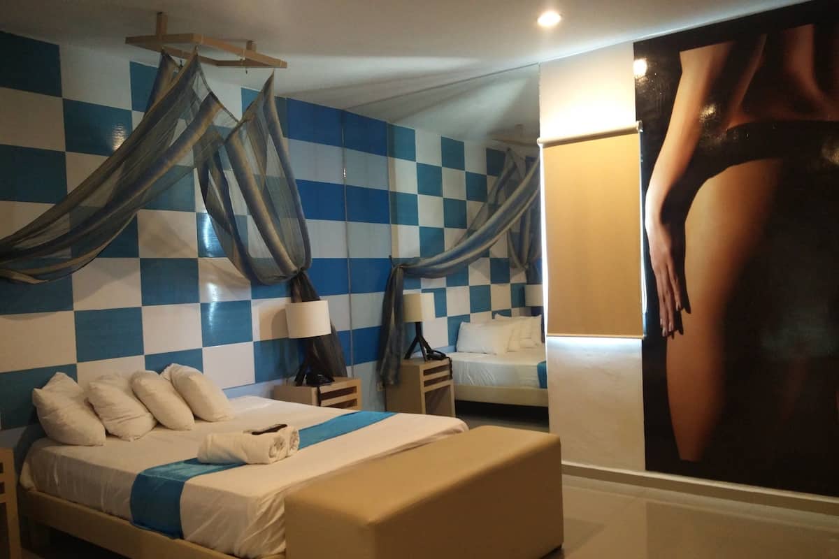 Habitació bàsica (Azul) | Minibar, escriptori, planxa i posts de planxar i bressols 