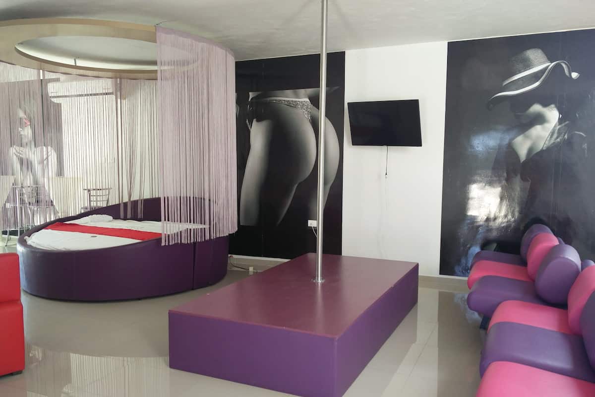 Habitación superior, alberca privada (Bayu) | Minibar, escritorio, tabla de planchar con plancha y cunas