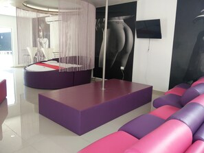 Minibar, escritorio, tabla de planchar con plancha y cunas 